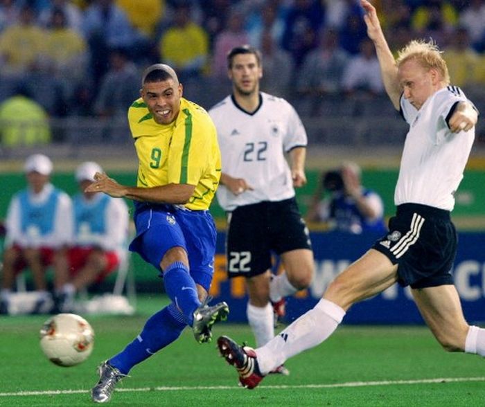 Ronaldo (kiri) melepaskan tembakan sambil diadang Carsten Ramelow dalam duel timnas Brasil vs Jerman di final Piala Dunia 2002 di Yokohama, Jepang (30/6/2002).