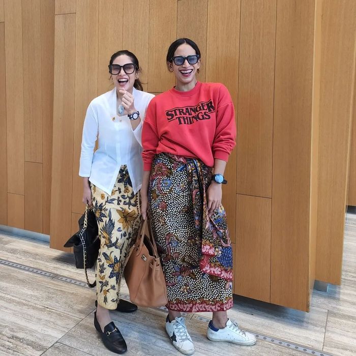 Dian Sastro berkebaya bersama temannya.