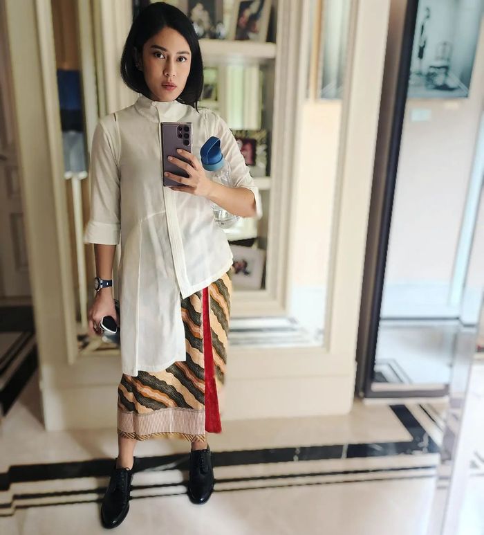 OOTD Dian Sastro gunakan kain sebagai acara sehari-hari.