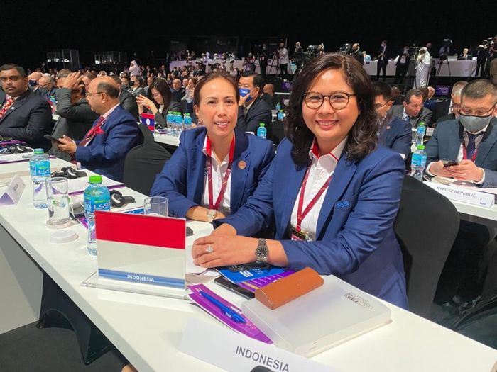 Anggota Komite Eksekutif (Exco) Vivin Sungkono (sebelah kiri) dan Wasekjen Maaike Ira Puspita (sebelah kanan) saat menghadiri Kongres FIFA ke-72 di Doha, Qatar.