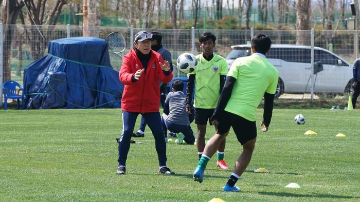 Pelatih timnas Indonesia, Shin Tae-yong saat melatih kemampuan dasar heading para pemain timnas U-19 Indonesia, di Riverside Soccer Field, Daegu, Korea Selatan, Sabtu (2/4/2022).