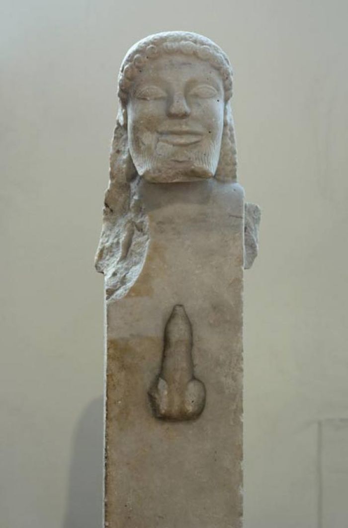 Patung kepala Dewa Hermes dan penis. Gambar atau patung berbentuk penis sering ditemukan dalam seni Yunani kuno dan Romawi kuno. Apa maknanya?