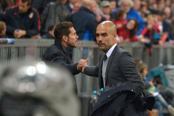 Pelatih Atletico Madrid, Diego Simeone, bersalaman dengan Pep Guardiola dalam laga leg kedua semifinal Liga Champions di kandang Bayern Muenchen, Stadion Allianz, 3 Mei 2016.