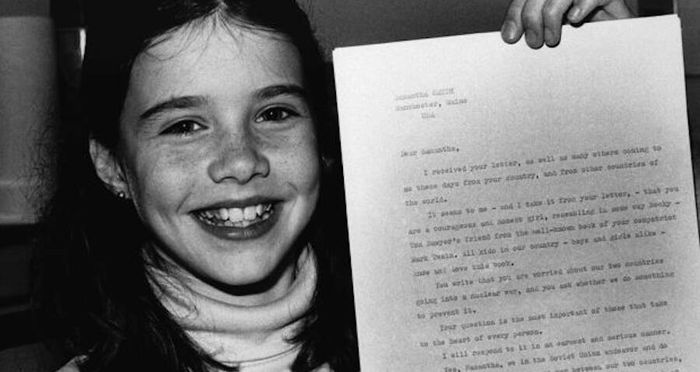 Gadis sekolah berusia sepuluh tahun, Samantha Smith memegang surat dari pemimpin Soviet Yuri V. Andropov pada tanggal 25 April 1983 di Manchester, yang mejamin bahwa Uni Soviet tidak akan melakukan serangan nuklir.