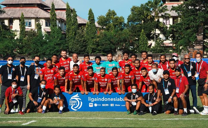 Pemain, pelatih, dan ofisial tim Persija Jakarta.