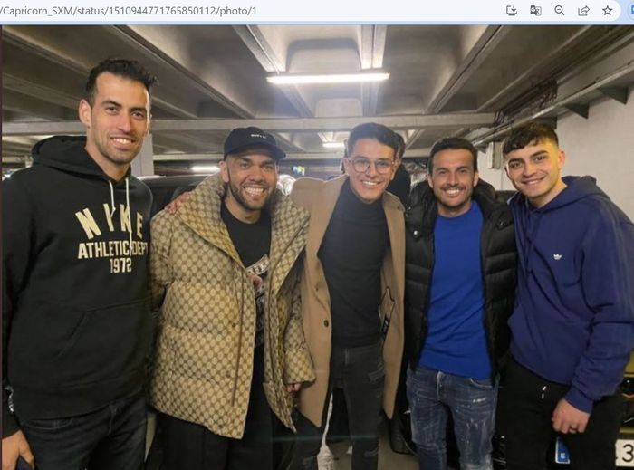 Pedro Rodriguez berfoto bersama dengan Sergio Busquets, Dani Alves, dan Pedri.