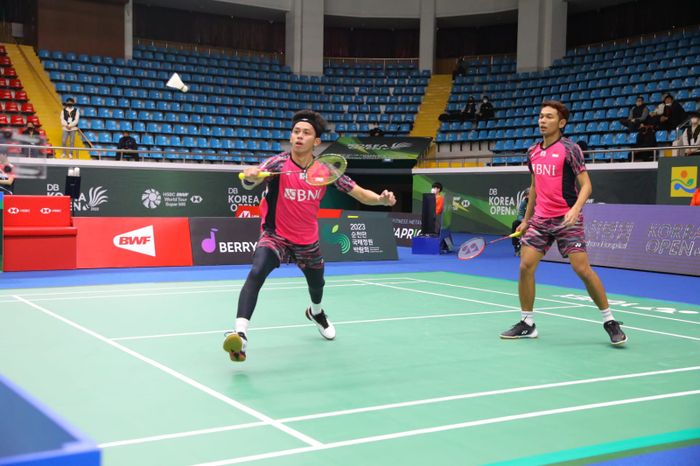 Aksi ganda putra Indonesia, Fajar Alfian/Muhammad Rian Ardianto pada babak pertama Korea Open 2022 di Palma Stadium, Suncheon, Selasa (5/4/2022)