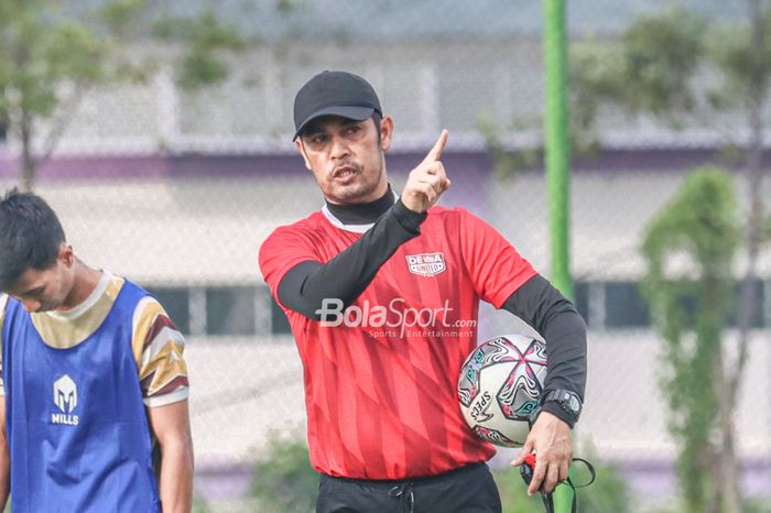 Pelatih Dewa United, Nil Maizar, saat memberikan intruksi kepada para pemainnya di Lapangan Luar Stadion Indomilk Arena, Tangerang, Banten, 6 April 2022.