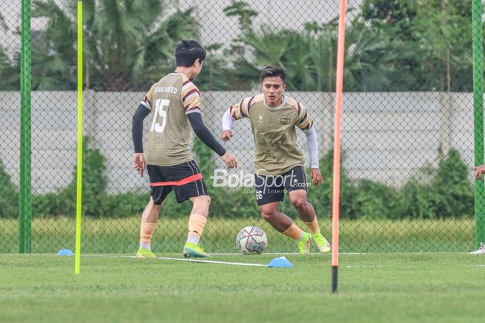 Pemain sayap kanan Dewa United, Gufroni Al Maruf (kanan), sedang menguasai bola dalam sesi latihan di Lapangan Luar Stadion Indomilk Arena, Tangerang, Banten, 6 April 2022.