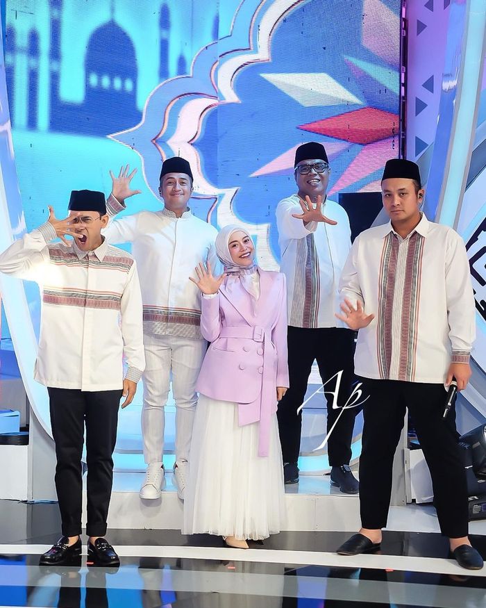 Lesty Kejora bersama empat presenter ternama tanah air saat mengisi program acara yang sama.