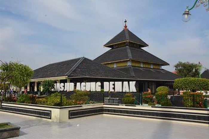 Masjid Agung Demak memiliki sejarah unik saat masa pembangunannya.