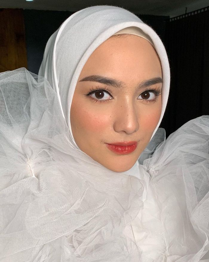 Gaya makeup Citra Kirana saat dirias Make Up Artist Dany Barca.