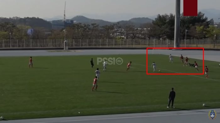 Erlangga Setyo kembali melakukan blunder dalam laga timnas Indonesia U-19 vs Kyungil University (7/4/2022). 