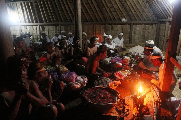 Masyarakat menyerahkan zakat fitrah berupa hasil bumi serta pertanian pada malam lebaran adat, di dalam Masjid Bayan Beleq. Sementara itu, para kiai membaca Alquran kuno secara bergantian sepanjang malam.