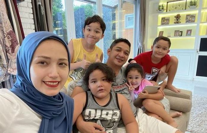 Keluarga Adelia Pasha dan Pasha Ungu