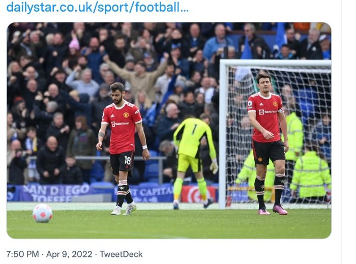 Bek dan kapten Manchester United, Harry Maguire (kanan), pada pertandingan versus Everton di Stadion Goodison Park, Liverpool, Sabtu (9/4/2022)