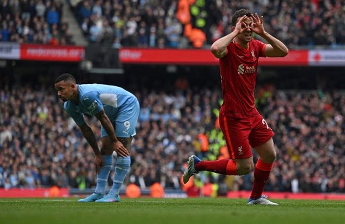 Diogo Jota (kanan) merayakan gol dalam duel Liga Inggris antara Manchester City vs Liverpool di Etihad Stadium (10/4/2022).