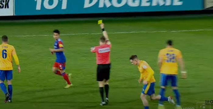 Witan Sulaeman mendapat kartu kuning usai menghalangi tendangan bebas dalam laga FK Senica vs Pohronie (9//4202). 