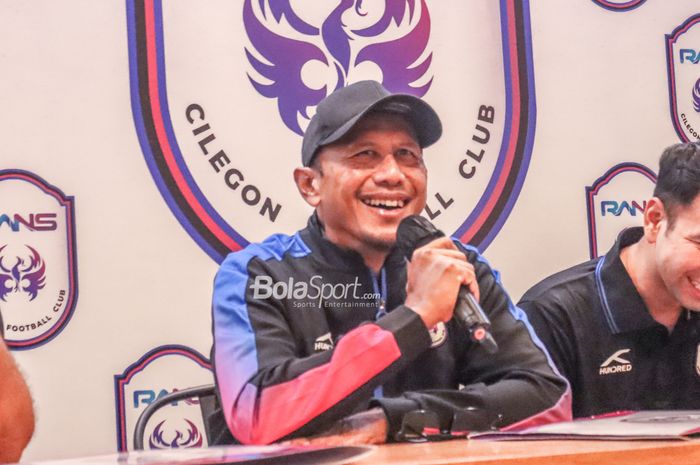 Pelatih RANS Cilegon FC, Rahmad Darmawan, nampak sumringah saat sedang memberikan keterangan kepada awak media di Nims Kaffe, Melawai, Jakarta, 11 April 2022.