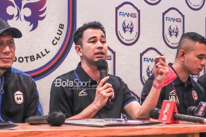 Chairman RANS Cilegon FC, Raffi Ahmad, sedang memberikan keterangan kepada awak media di Nims Kaffe, Melawai, Jakarta, 11 April 2022.