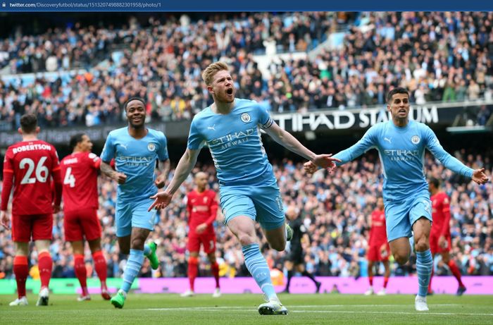 Selebrasi Kevin De Bruyne usai mencetak gol pembuka bagi Manchester City dalam laga kontra Liverpool di Etihad Stadium, Minggu (10/4/2022).