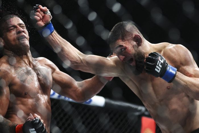 Khamzat Chimaev (kanan) mendaratkan pukulannya ke arah Gilbert Burns (kiri) pada pertandingan kelas welter di UFC 273 yang digelar di VyStar Veterans Memorial Arena, Florida, Amerika Serikat, 9 April 2022.