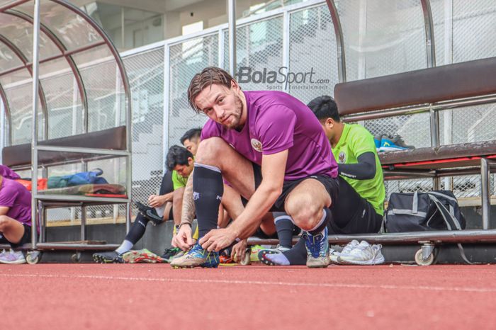 Pemain naturalisasi Indonesia asal Belanda, Marc Klok, nampak sedang mengikat sepatu di Stadion Madya, Senayan, Jakarta, 12 April 2022.