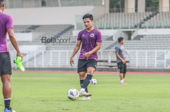 Syahrian Abimanyu sedang menguasai bola dalam latihannya bersama timnas U-23 Indonesia  di Stadion Madya, Senayan, Jakarta, 12 April 2022.