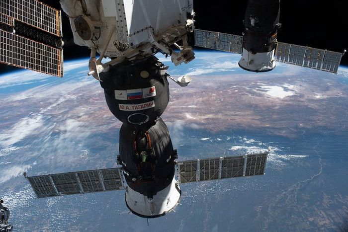 Soyuz milik Rusia menyediakan kekuatan roket untuk mempertahankan orbit ISS>