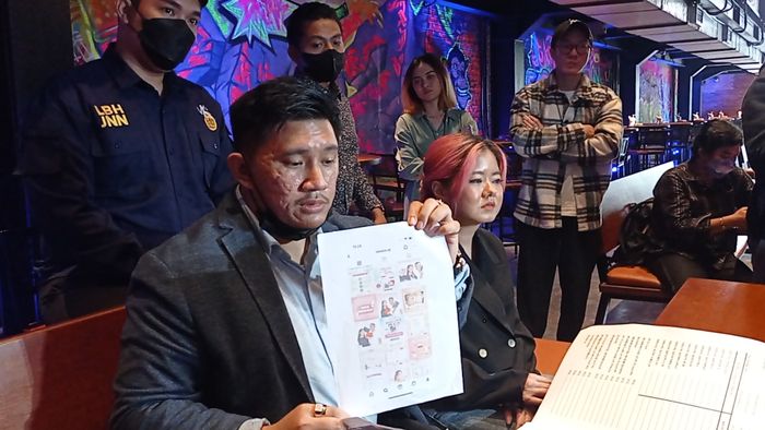 Gill Gladys dan Machi Ahmad, kuasa hukum Tan Skin, saat ditemui di kawasan Sudirman, Jakarta Selatan, Selasa (12/4/2022).