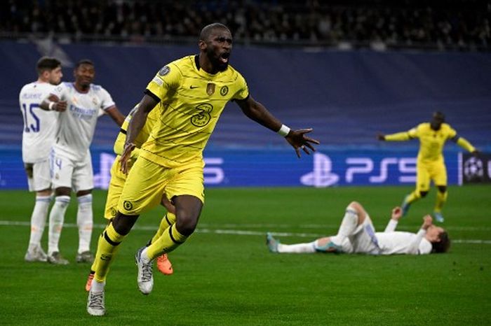 Bek Chelsea, Antonio Ruediger, merayakan gol ke gawang Real Madrid dalam laga leg kedua perempat final Liga Champions, Selasa (12/4/2022) di Santiago Bernabeu. 