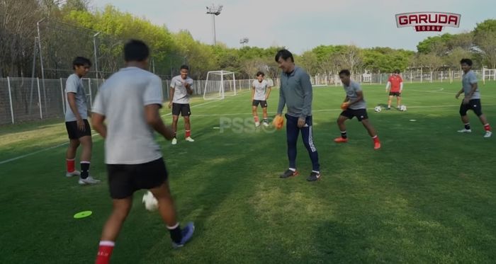 Shin Tae-yong menjadi kucing dalam sesi rondo timnas Indonesia U-19 di Korea Selatan (12/4/2022).
