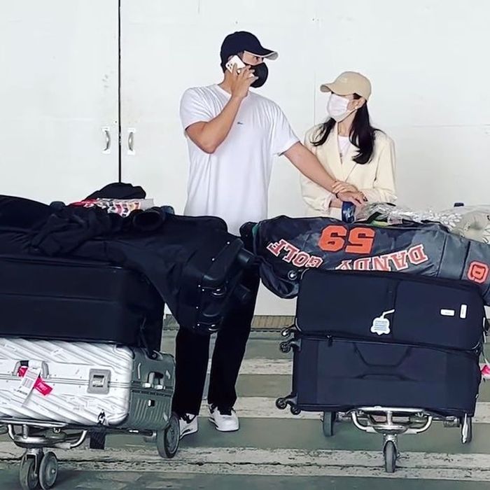 Hyun Bin dan Son Ye Jin di Bandara Incheon, Korea Selatan 