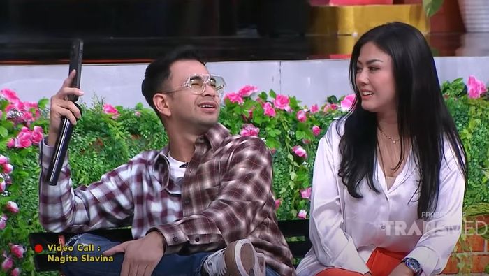 Raffi Ahmad dan Nita Gunawan saat menghubungi Nagita Slavina via video call.