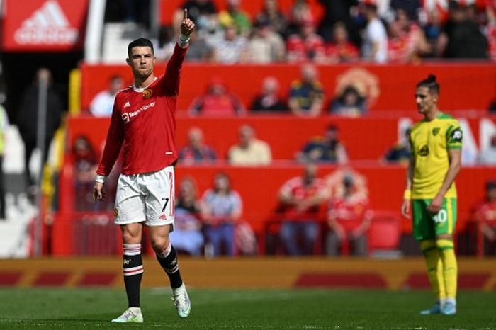 Striker Manchester United, Cristiano Ronaldo, merayakan gol ke gawang Norwich City dalam laga Liga Inggris di Stadion Old Trafford, Sabtu (16/4/2022).