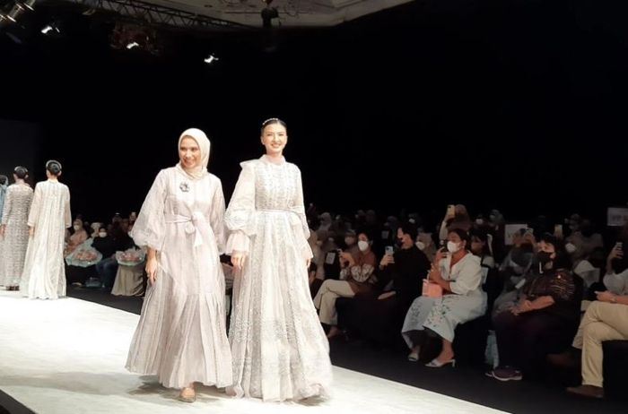 Raline Shah saat tampil di Indonesia Fashion Week 2022 hari ke-4 diselenggarakan di JCC Senayan, Sabtu (16/4/2022).