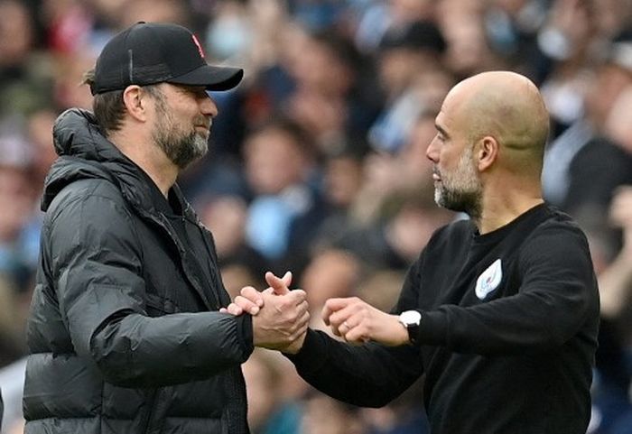 Pelatih Liverpool, Juergen Klopp (kiri), bersalaman dengan pelatih Manchester City, Pep Guardiola, seusai laga Liga Inggris di Stadion Etihad, 10 April 2022.