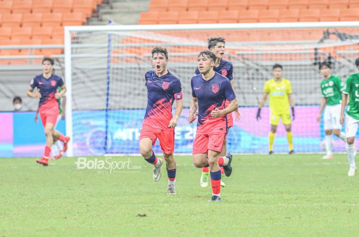 Sejumlah pemain Atletico Madrid U-18 merayakan gol balasan di Jakarta Internasional Stadium, Jakarta Utara, 17 April 2022.