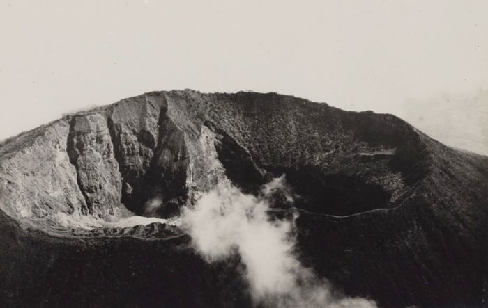 Kawah di puncak Gunung Ciremai.