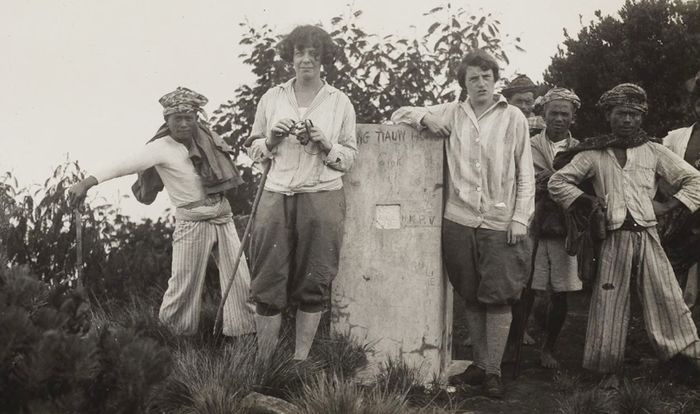 Johanna Gerarda Jacoba Wiegmans (kiri) dan Jo Huusen (kanan) bersama dengan kuli angkut di tepi kawah Ciremai sekitar tahun 1929.