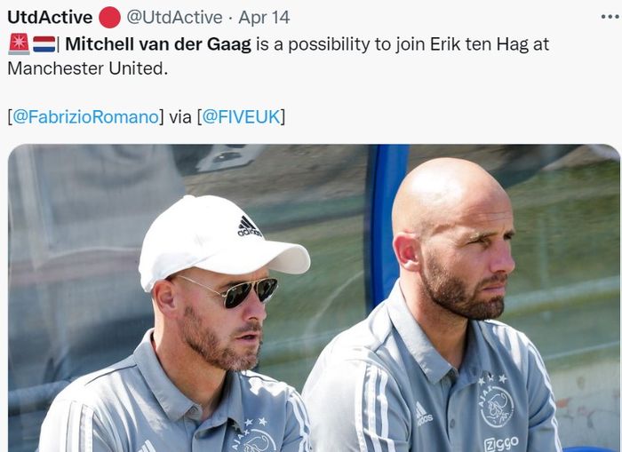 Erik ten Hag bersama asisten pelatihnya, Mitchell van der Gaag (kanan)