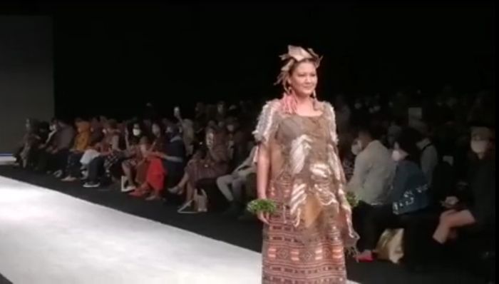 Melanie Subono dalam acara Indonesia Fashion Week 2022 di JCC, Senayan, Jakarta, pada Minggu (17/4/2022).