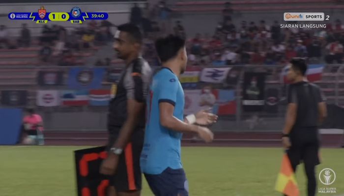 Saddil Ramdani dengan gestur bertanya pada Ong Kim Swee dalam laga Kuala Lumpur City FC vs Sabah FC (16/4/2022). 