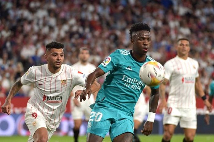 Aksi penyerang Real Madrid, Vinicius Junior, dalam laga pekan ke-32 Liga Spanyol 2021-2022 melawan Sevilla di Stadion Ramon Sanchez Pizjuan, Minggu (17/4/2022).