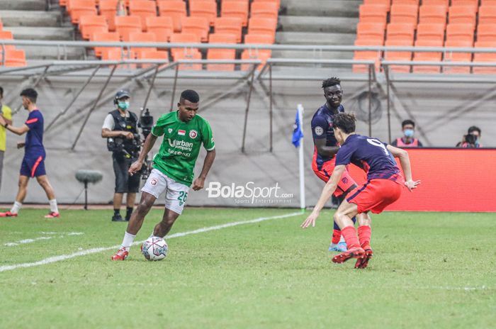 Pemain Indonesia All Star, Jimmy Julianus Aronggear (kiri), sedang menguasai bola di Jakarta Internasional Stadium, Jakarta Utara, 17 April 2022.