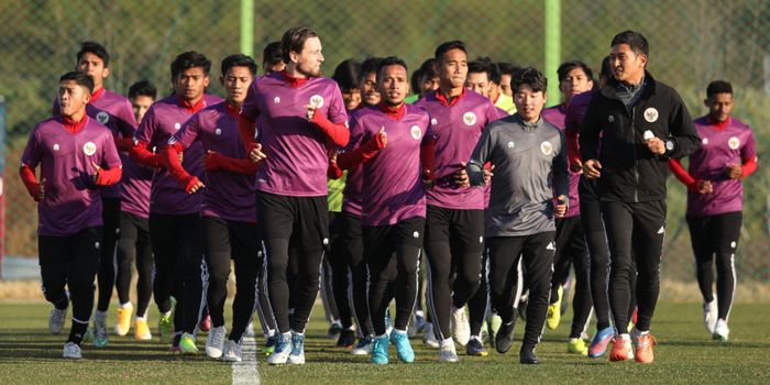 Pemain timnas U-23 Indonesia saat menjalani latihan perdana di Korea Selatan, Sabtu (16/4/2022).