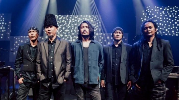 Dewa 19  terpaksa memundurkan jadwal konsernya di Jakarta International Stadium (JIS).