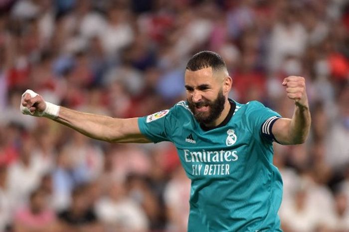 Karim Benzema merayakan gol Real Madrid ke gawang Sevilla dalam duel Liga Spanyol di Stadion Ramon Sanchez Pizjuan, Minggu (17/4/2022).