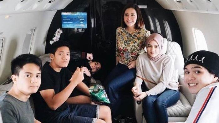 Maia Estianty rupanya memiliki keponakan yang cantik jelita yang bernama Diandra Marsha Shafiera. Meski tak terjun ke dunia hiburan, Diandra tak kalah memesona lho! 