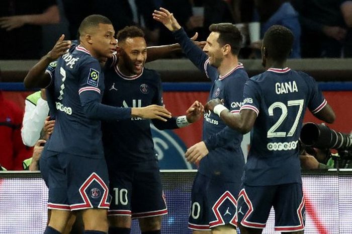 Neymar (kedua dari kiri) merayakan gol bersama Kylian Mbappe dan Lionel Messi dalam duel Paris Saint-Germain vs Olympique Marseille di Liga Prancis (17/4/2022).